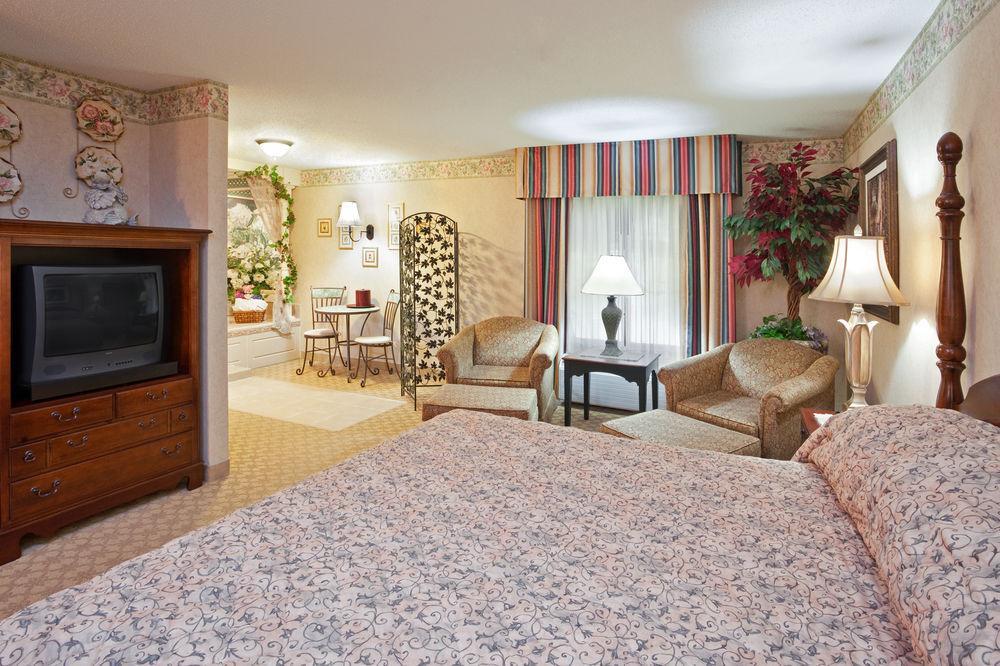 Holiday Inn Express & Suites - Sharon-Hermitage By Ihg West Middlesex Exteriör bild